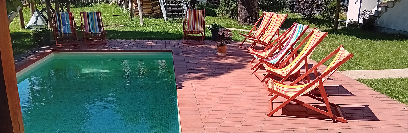 Pool und Liegestühle