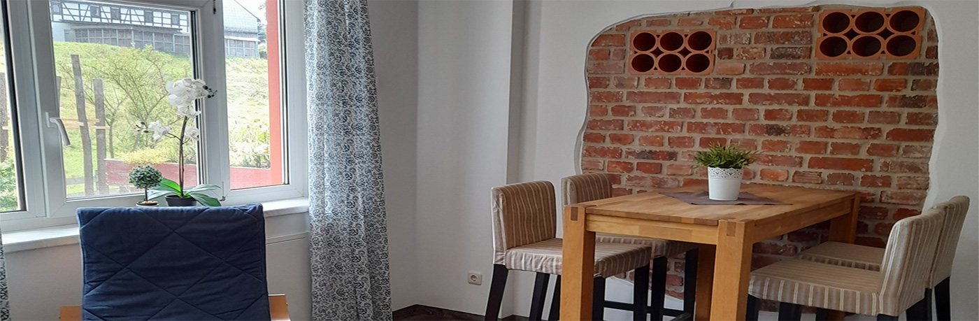 gemütlicher Tisch an der Wand im Wohnzimmer
