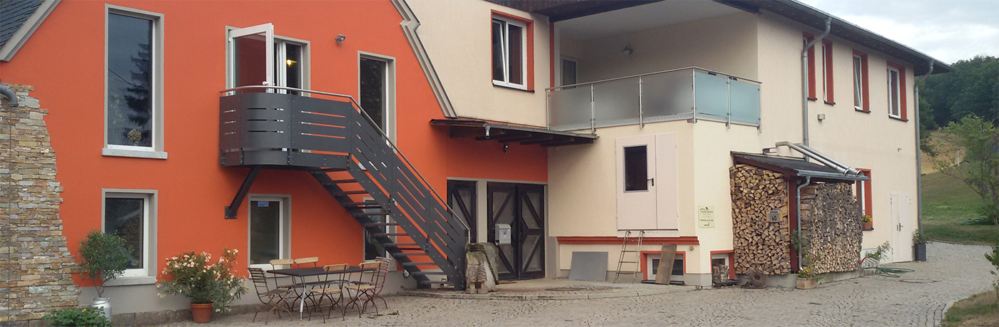 Haupteingang zum Haus und Treppe zum ersten Stock