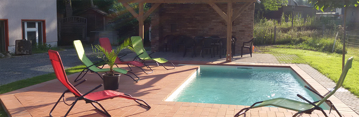 Pool im Hof und Liegestühle.