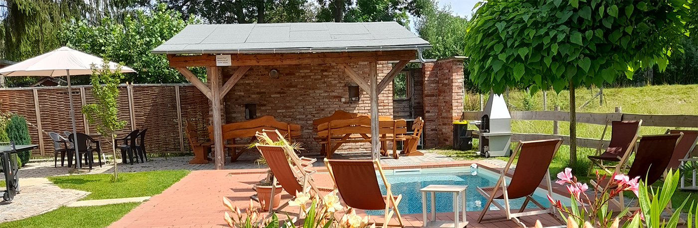Pool im Hof und Tisch unter einem Vordach