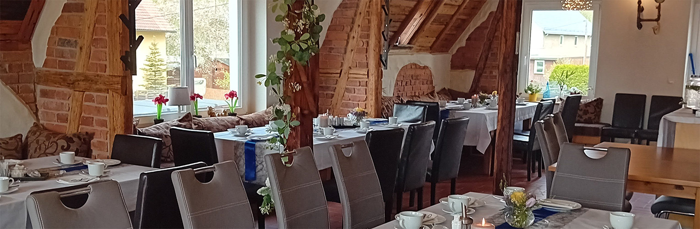 Gästesaal, gedeckte Tische