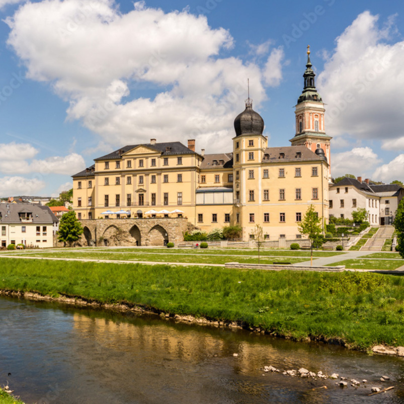 Foto: Fluss Weiße Elster mit unterem Schloss Greiz