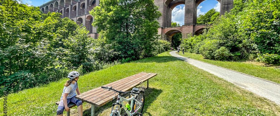 Foto Mädchen mit Fahrrad, Gölzschtalbrücke um Hintergrund